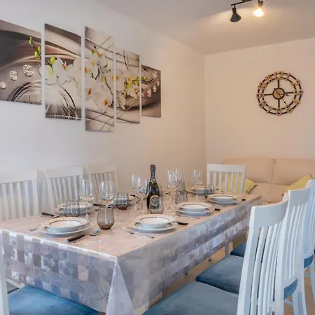 Jole, A Charming Modern Surrounded By Rustic Beauty
