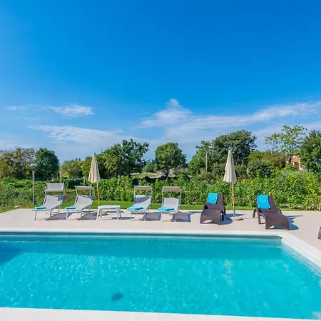 Jole, A Charming Modern Surrounded By Rustic Beauty