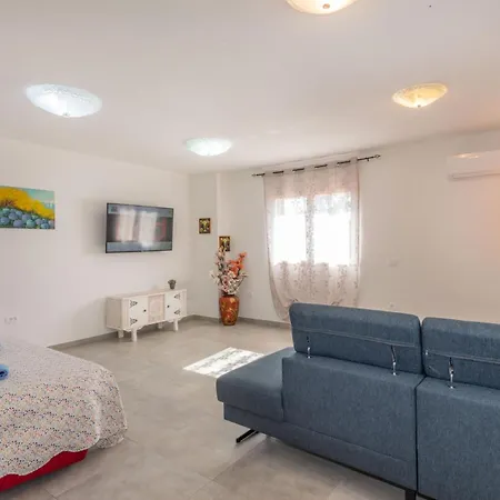 Jole, A Charming Modern Surrounded By Rustic Beauty