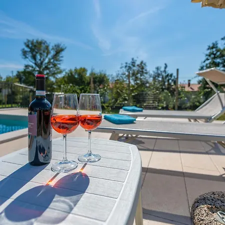 בית נופש Jole, A Charming Modern Surrounded By Rustic Beauty *