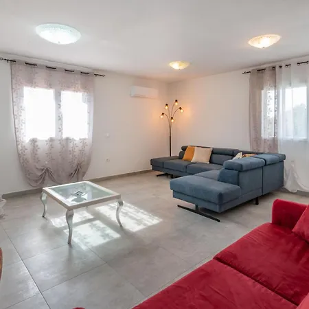 בית נופש Jole, A Charming Modern Surrounded By Rustic Beauty *