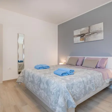 Jole, A Charming Modern Surrounded By Rustic Beauty