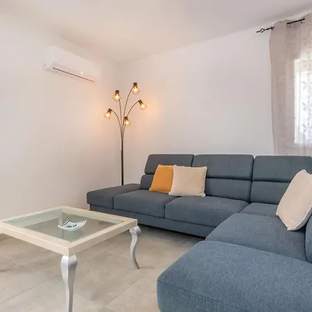 בית נופש Jole, A Charming Modern Surrounded By Rustic Beauty *