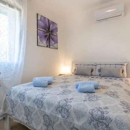 Jole, A Charming Modern Surrounded By Rustic Beauty