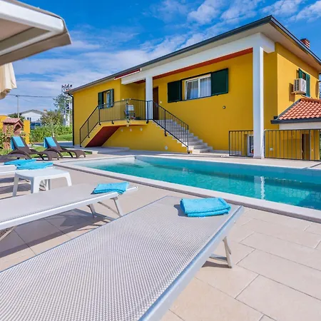 Holiday home Jole, A Charming Modern Surrounded By Rustic Beauty *