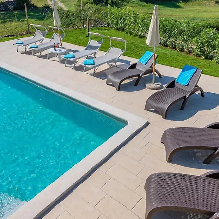 בית נופש Jole, A Charming Modern Surrounded By Rustic Beauty