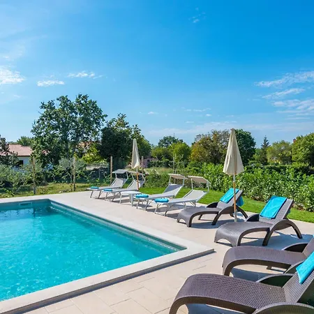 Jole, A Charming Modern Surrounded By Rustic Beauty Nedeščina