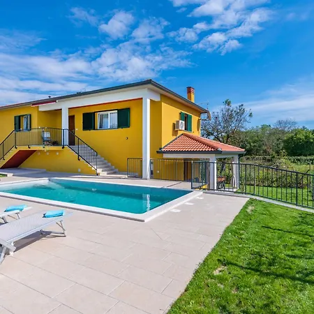 Jole, A Charming Modern Surrounded By Rustic Beauty