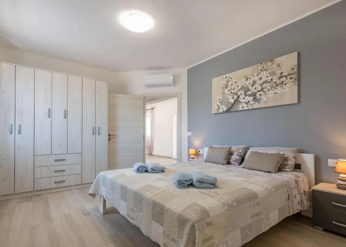 Jole, A Charming Modern Surrounded By Rustic Beauty Nedeščina