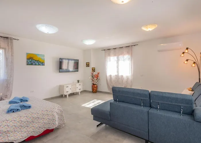 Jole, A Charming Modern Surrounded By Rustic Beauty