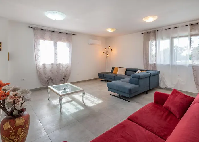 Feriehus Jole, A Charming Modern Surrounded By Rustic Beauty *