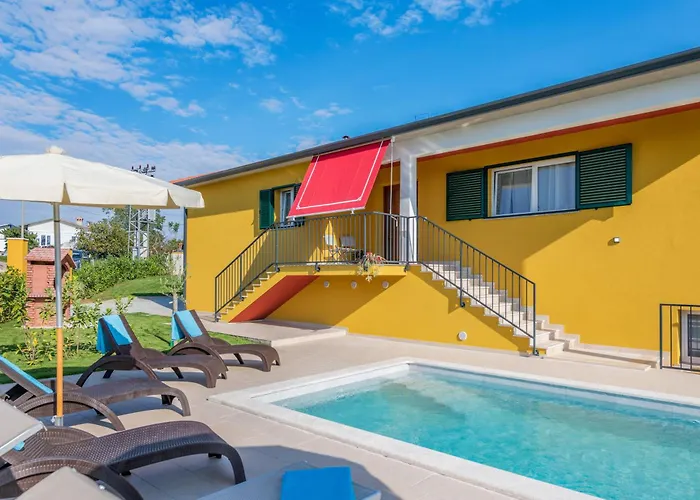 Jole, A Charming Modern Surrounded By Rustic Beauty Nedeščina