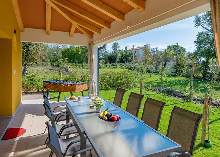 Jole, A Charming Modern Surrounded By Rustic Beauty Nedeščina